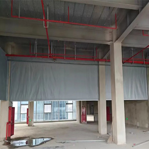 電動(dòng)擋煙垂壁在防煙分區(qū)長(zhǎng)度太長(zhǎng)的情況下怎樣安裝(圖1) 固定柔性擋煙垂壁效果.jpg