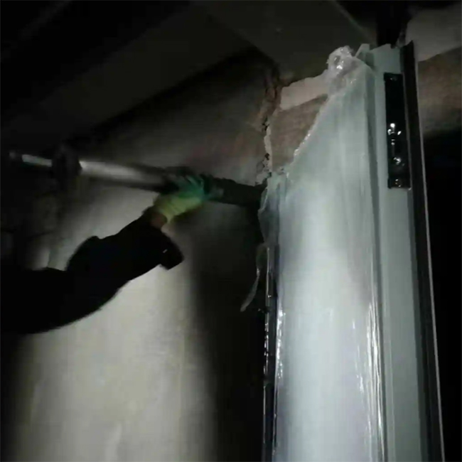 防火門(mén)常見(jiàn)灌漿材料水泥砂漿(圖1) 鋼質(zhì)防火門(mén)灌漿.jpg